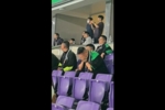 记者：王钰栋进球后浙江副总喜极而泣，米特里策上前安慰