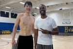 休赛期仍在加练！杨瀚森社媒晒照感谢训练师 六块腹肌清晰可见