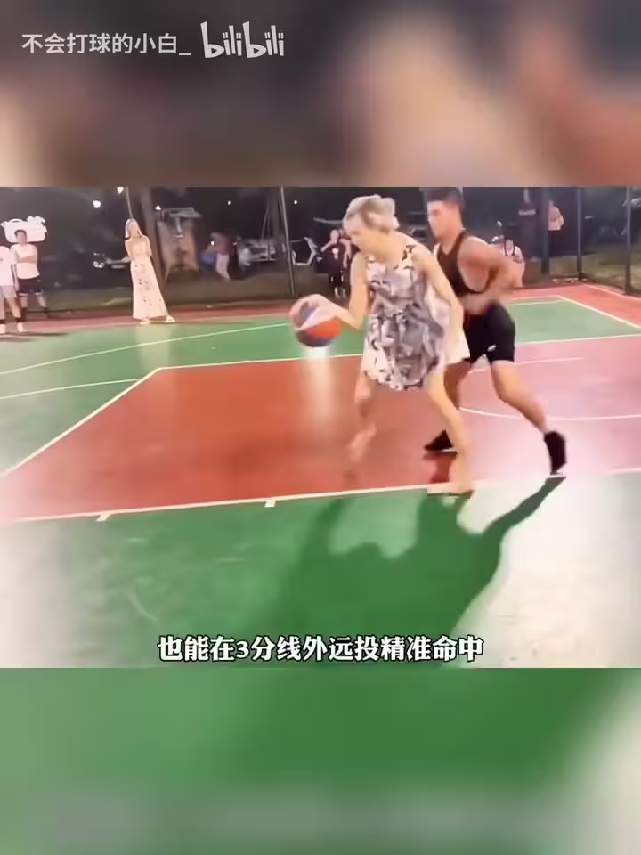 光脚穿着短裙闪耀野球场，这位篮球美女到底有着怎样的实力？